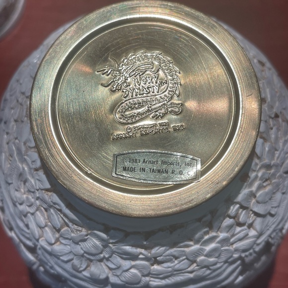 Exquisite Vintage Hand Carved Ivory Dynasty White Chinese Vase/urn with Lid - Picture 4 of 6